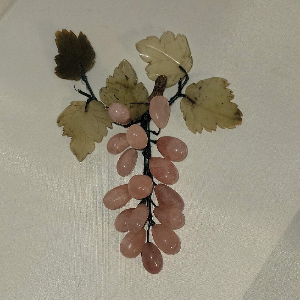 Vintage Chinese Jadeite and Rose Quartz Carved Grapes Bunch with Leaf Decor